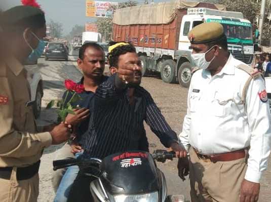 Appeal to follow traffic rules breakers by giving flowers