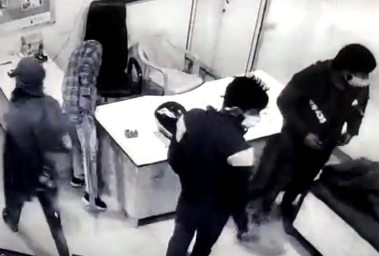 Loot at petrol pump in Fatehabad of Haryana
