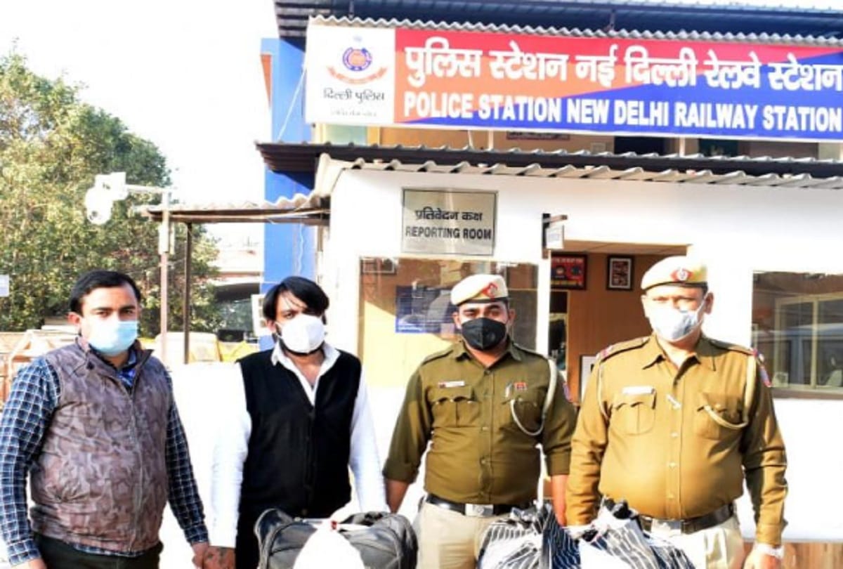 A patrolling team at Delhi Railway Station apprehended a interstate drug trafficker dressed as TTE and recovered 30 kgs of Ganja
