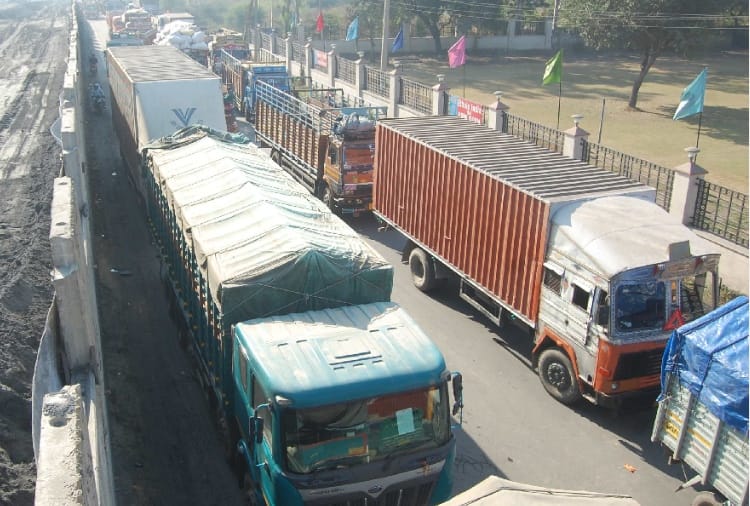 Kisan Andolan Today Latest News: Supply of essential goods interrupted due to Kisan Andolan