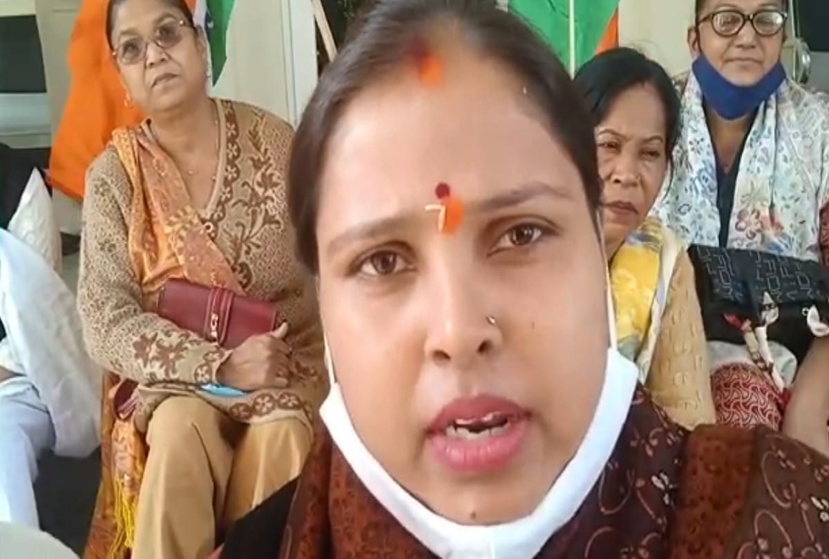 Jhansi: Congress protests against atrocities on farmers and women