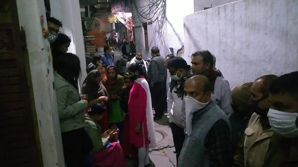 Killing of woman with sharp weapons, gold chain and 4 lakh looted crooks entering house in Kewalganj