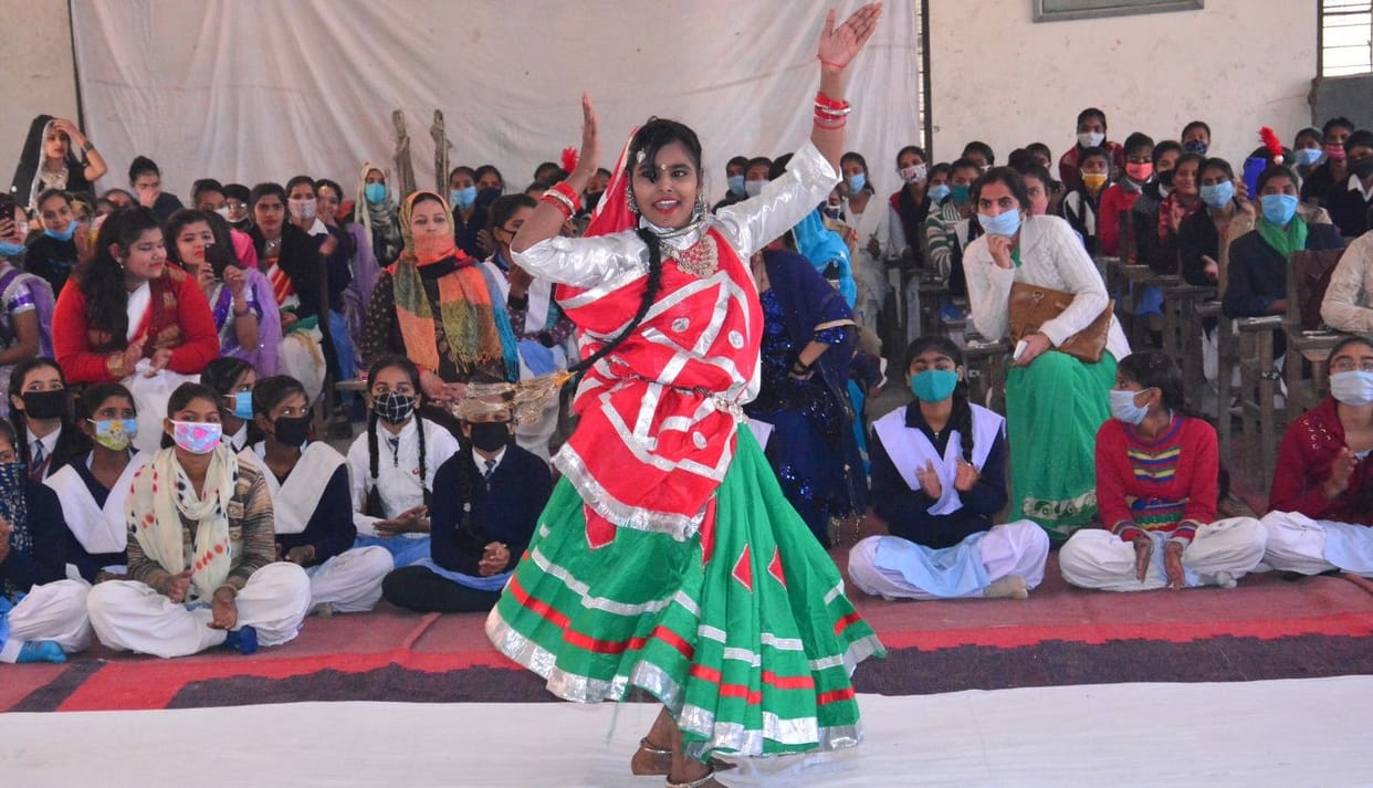 SD's Nishu tops in folk dance