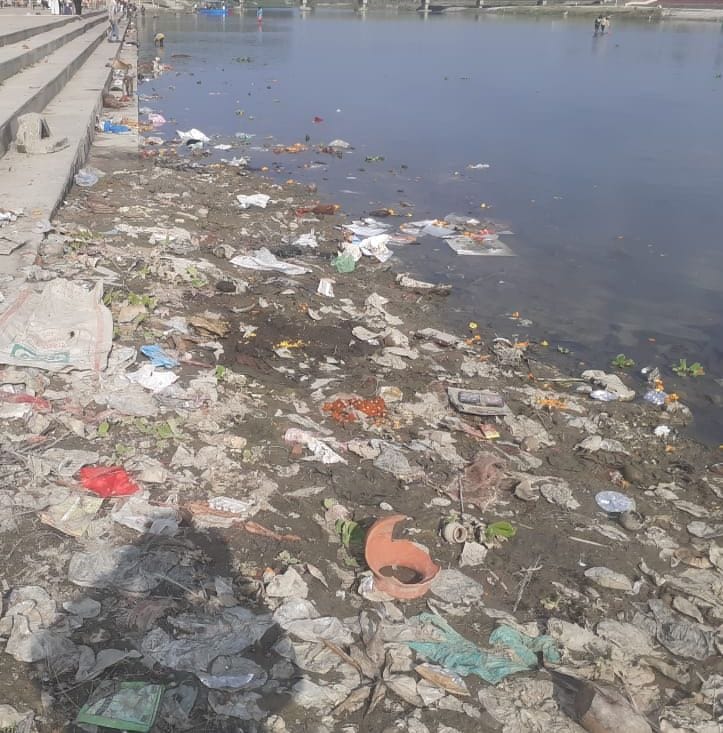 There is a lot of dirt on the Ganga Ghat of Shuktirtha