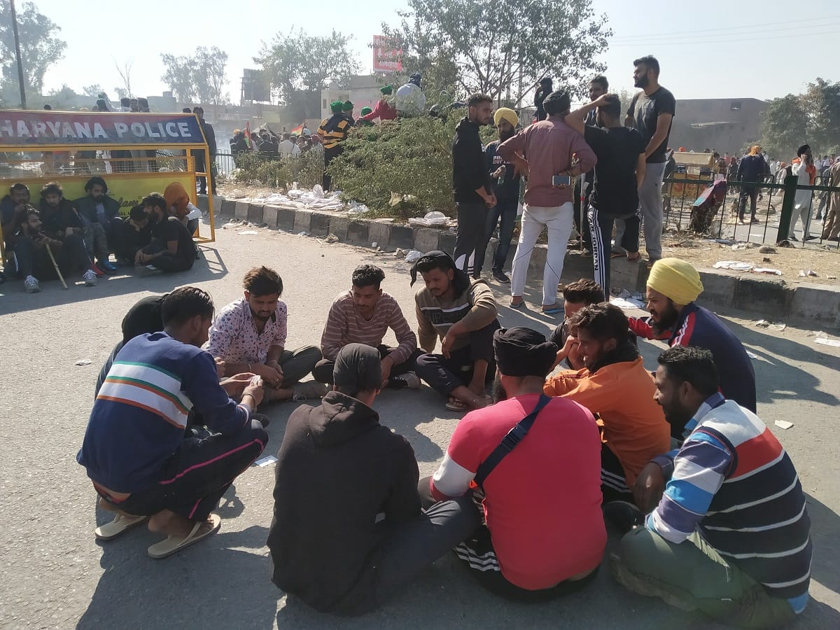 Farmers Protest: Farmers coming in protest passing his time with hookah and cards, paying Rs 30 for mobile charging
