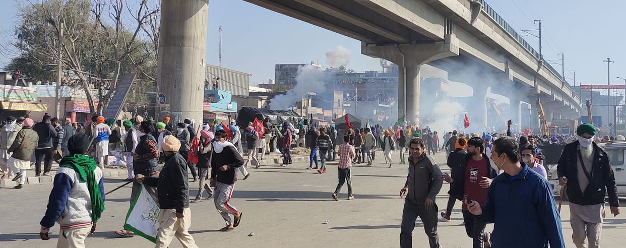 Tear gas shells and water splashes, farmers left for Delhi in the evening