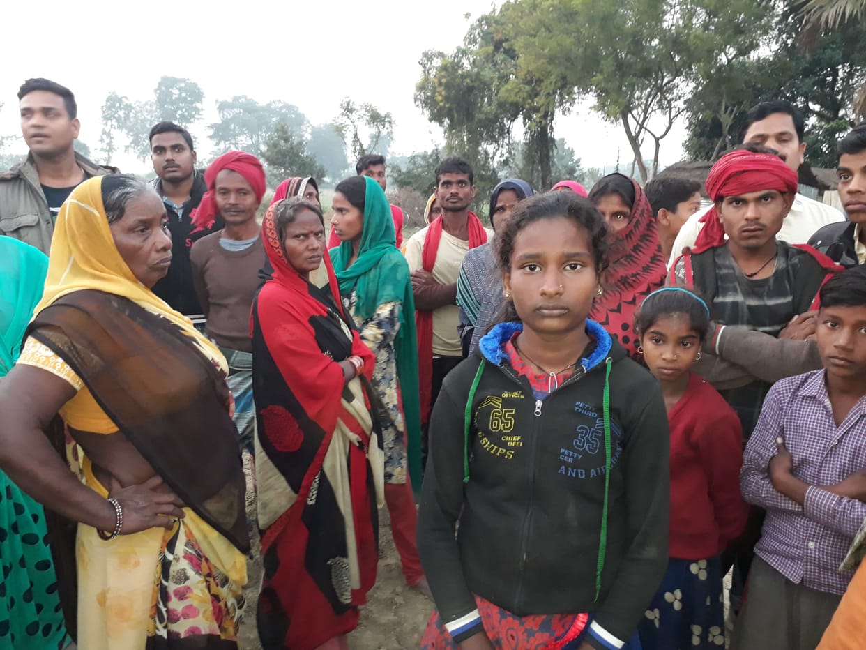 The girl who rushed to the farm slammed the teenager on the ground, slit the throat