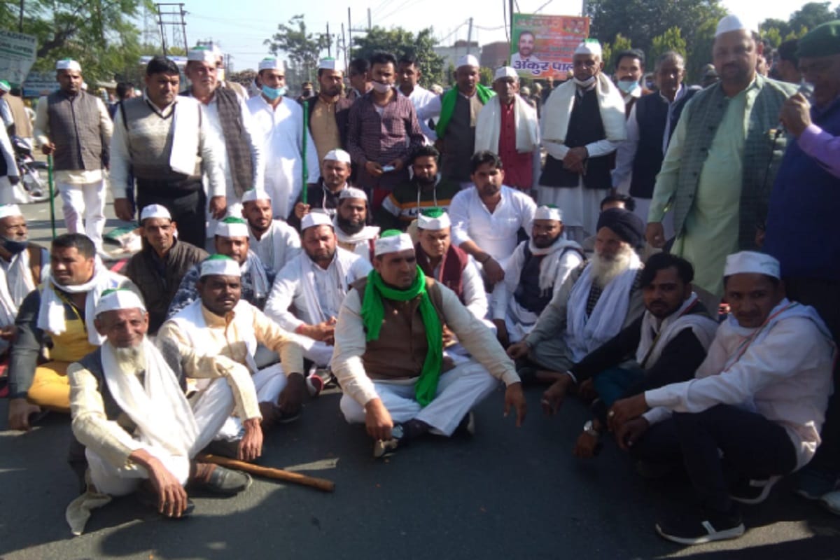 BKU worker has staged a sit-in in support of the farmers of Haryana and Punjab