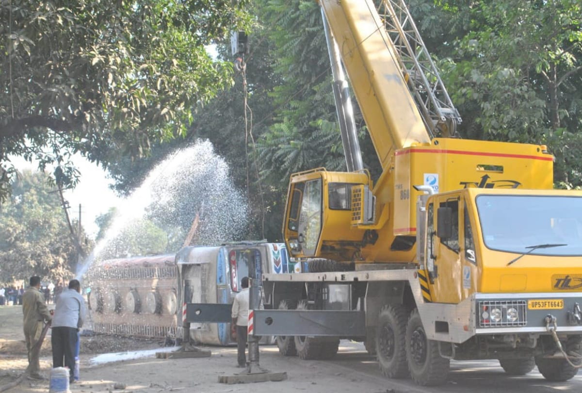 petrol tanker overturned in gorakhpur