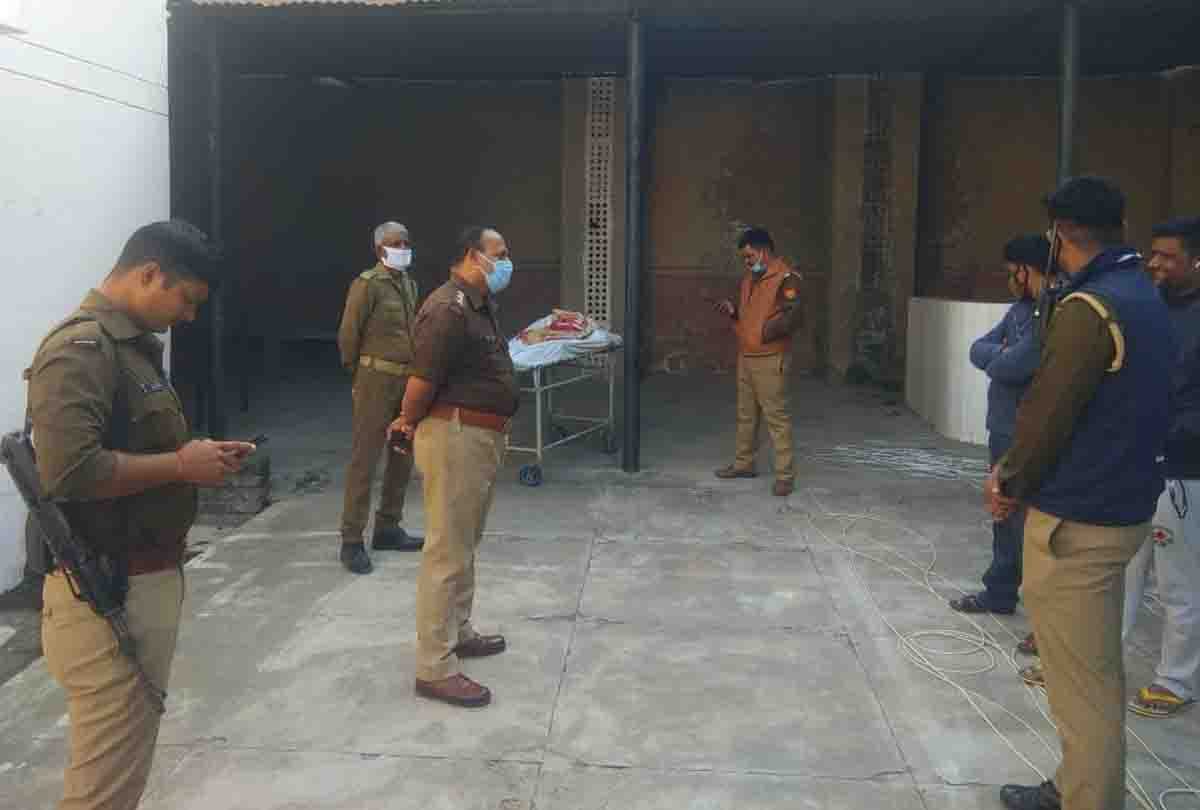 Orai: dead body of man was found hanging in the hospital premises