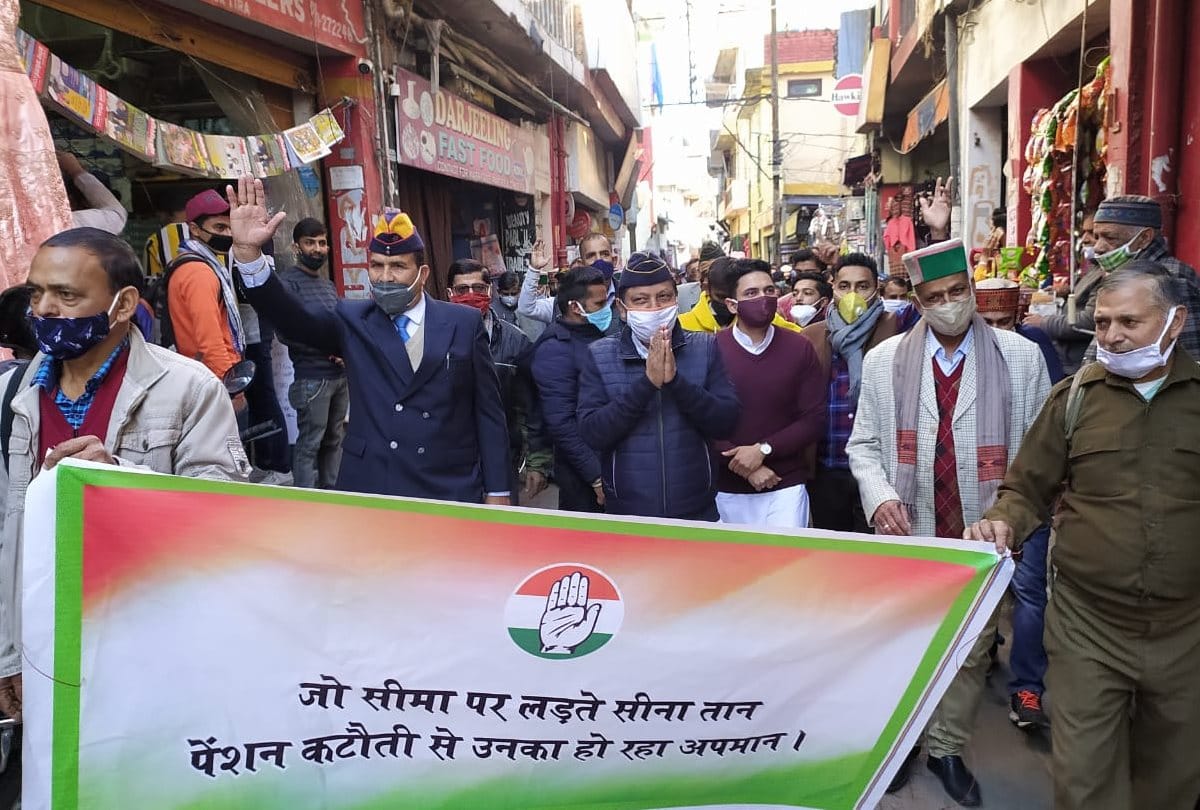 ex servicemen protest in Sujanpur against government bill of cut down pensions
