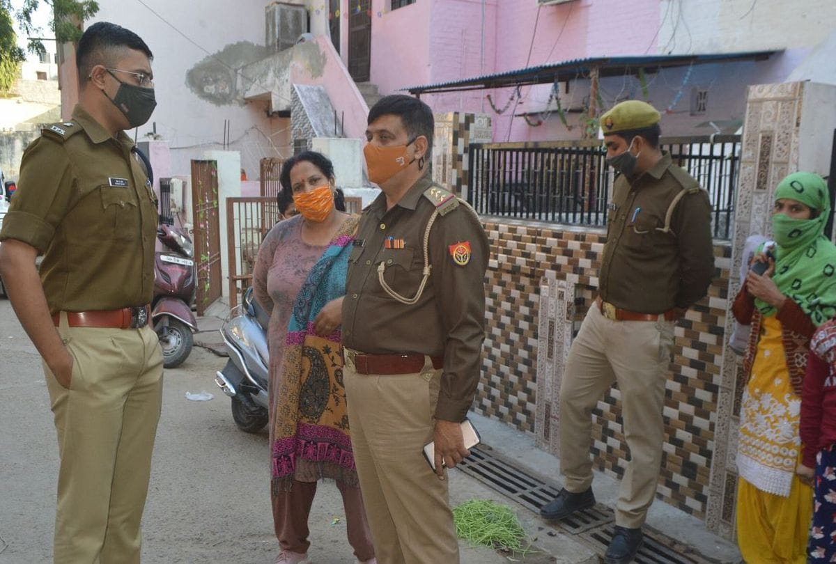 miscreants looted jewellery worth eight lakh rupees near the police station in agra