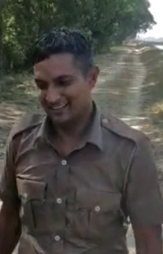 Policeman jumped into the canal to save the deer, pushed it to shore
