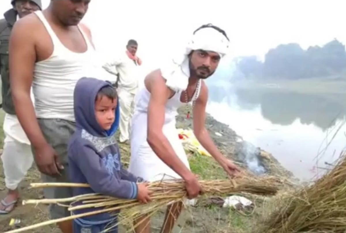 Six year old child cremated father in sant kabir nagar