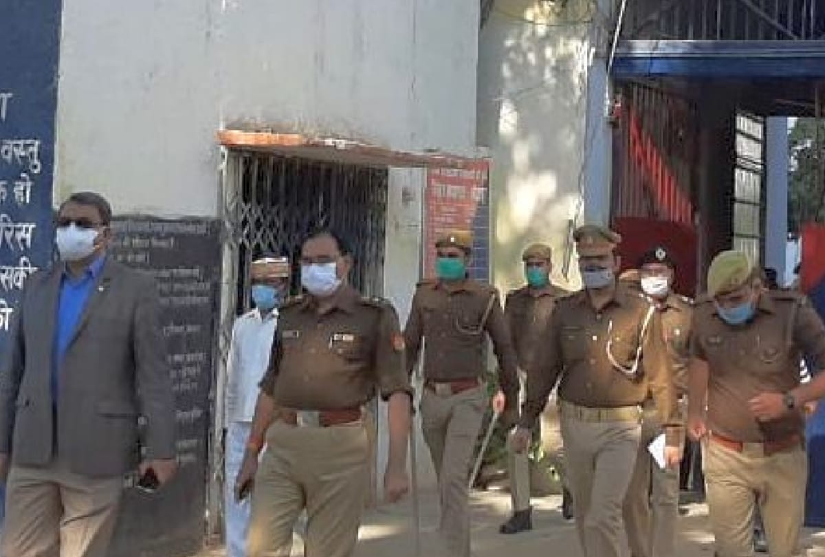 Raid with heavy police force including DM, SP in Sitapur Jail, Azam Khan's barrack was searched