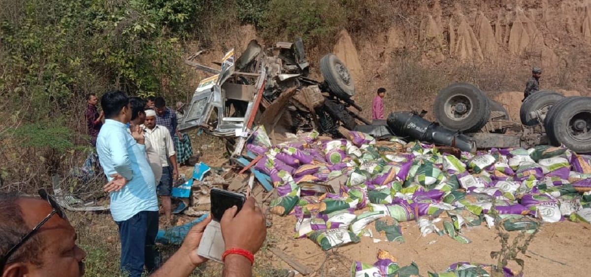 Accident in Sonbhadra: wheat full truck fell into a ditch, driver and conductor died