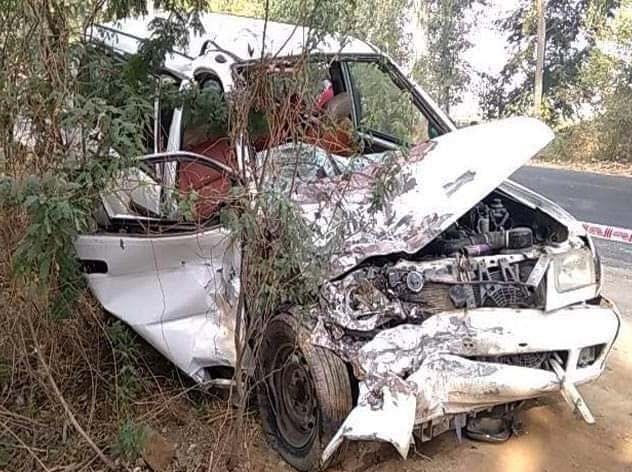 Tavera collides with truck, student dead, seven injured