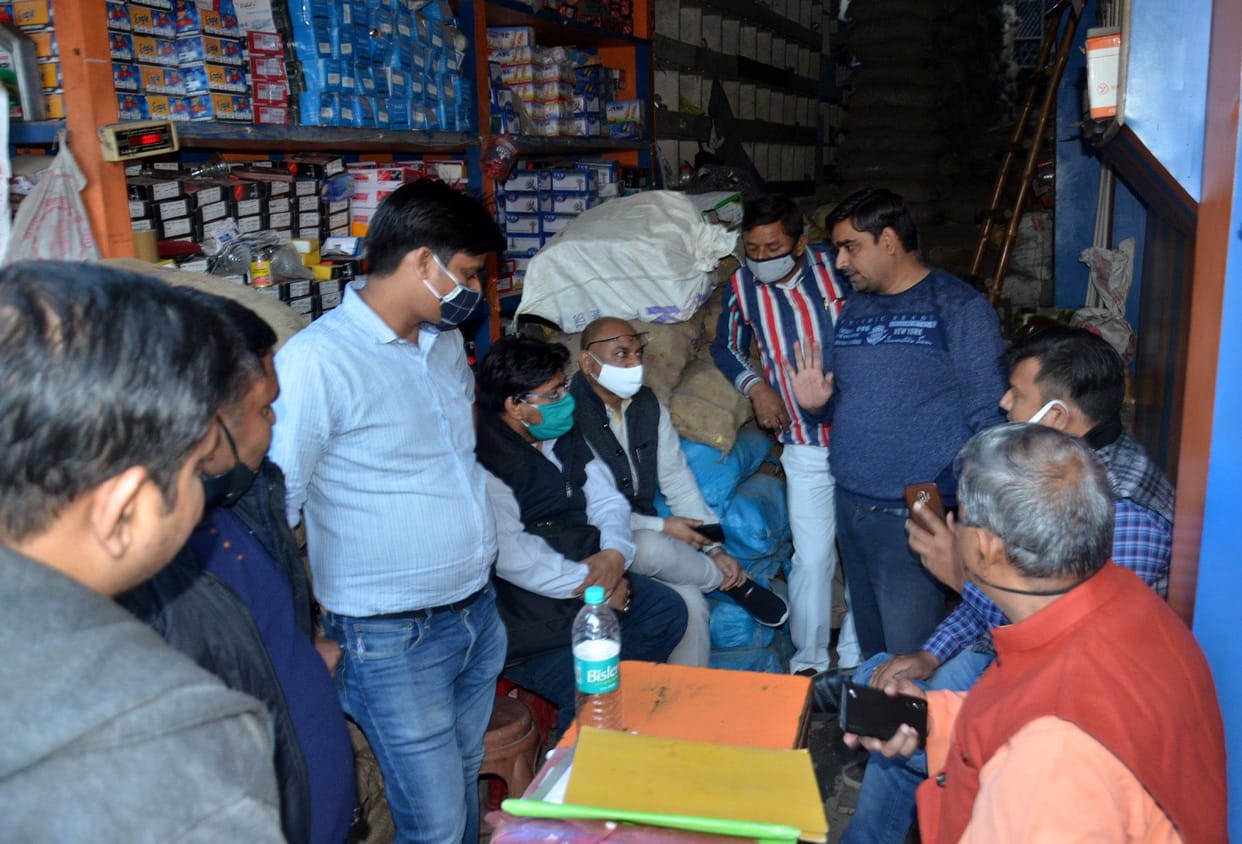 Aligarh: CGST raids on Sritirupati Balaji firm, protest-slogans