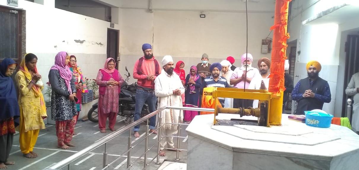The mark between the chanting of Satnam Waheguru served by the Chola of Sahib