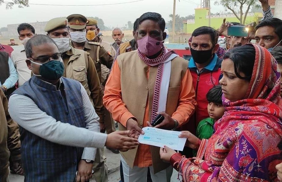 Financial assistance of five lakh to the wife of deceased journalist
