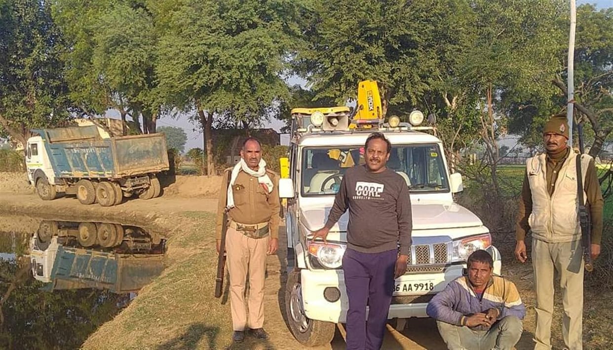 Hathras: Dumper filled with illegal mining soil and caught JCB