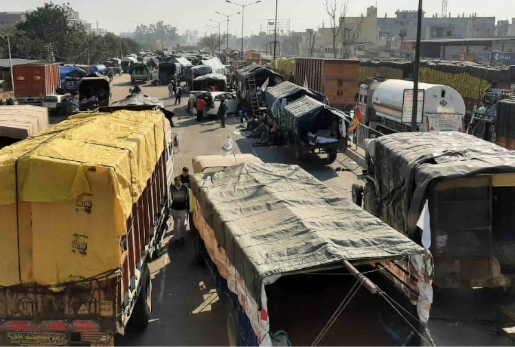 Kisan Andolan: Thousands of trucks stranded in Sonipat due to Farmers Protest