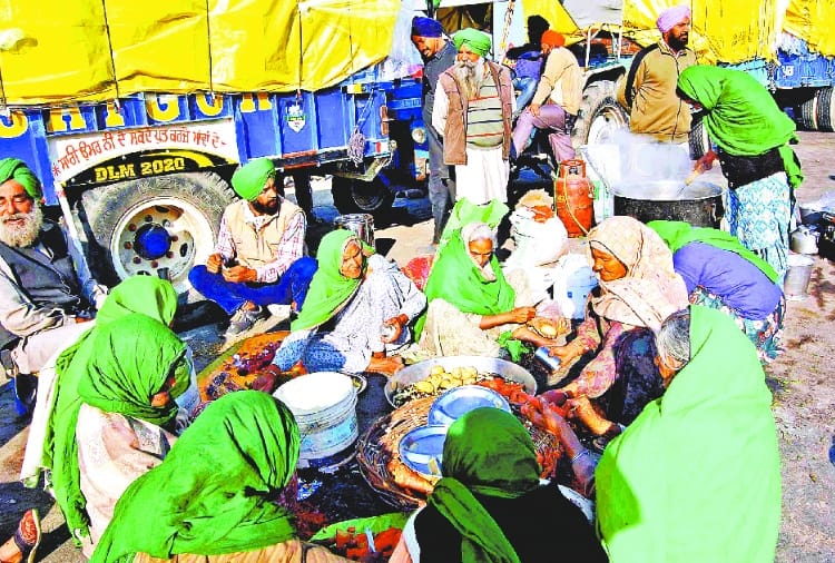 Kisan Andolan: Farmers provide food to truck Driver in Sonipat