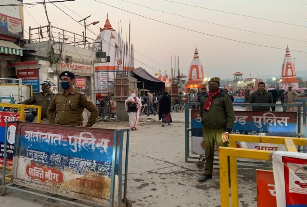 Kartik Purnima 2020: Haridwar Police put Barricades on har ki pauri and Other Ghat, Traffic jam on Highway Photos