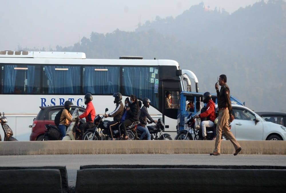 Kartik Purnima 2020: Haridwar Police put Barricades on har ki pauri and Other Ghat, Traffic jam on Highway Photos