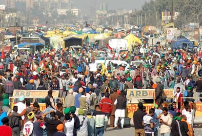 More than 35 thousand farmers camped on National Highway six km from Singhu border