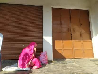 धरने पर बैठी महिला। सांकेतिक