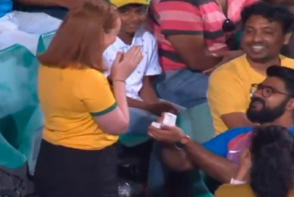 indian fan proposes to australian women during australia vs india 2nd odi at sydeny, see VIDEO
