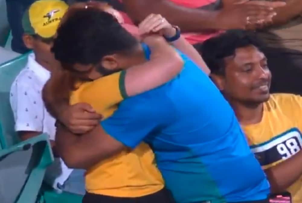 indian fan proposes to australian women during australia vs india 2nd odi at sydeny, see VIDEO