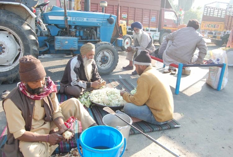 Kisan Andolan: Farmers provide food to truck Driver in Sonipat