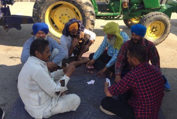 Kisan Andolan: Farmers provide food to truck Driver in Sonipat