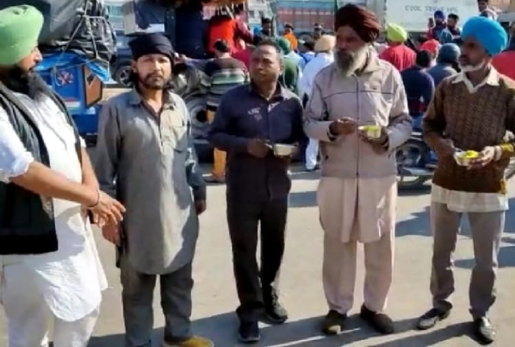 Kisan Andolan: Farmers provide food to truck Driver in Sonipat
