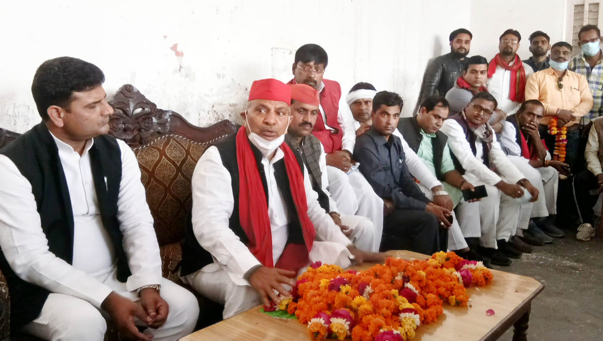 Sarkar ki neetiyo ke karan kisan Sadak par
