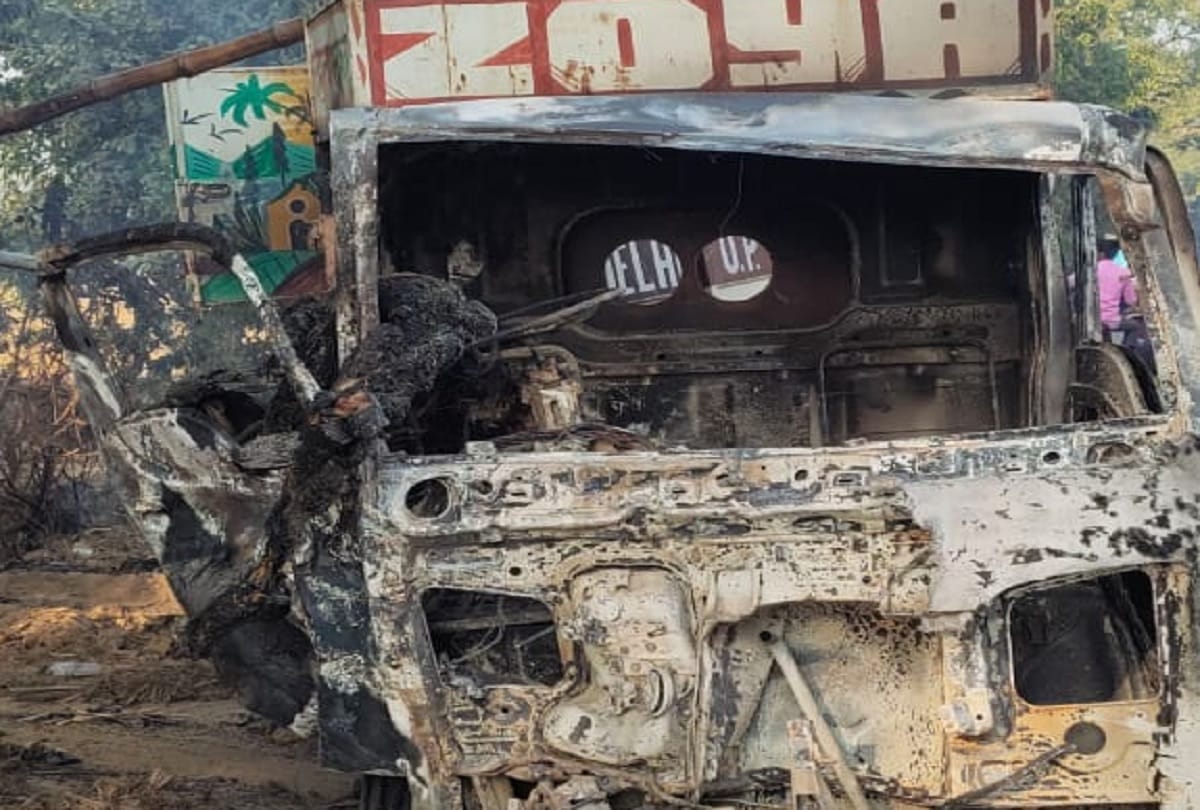 Two dies in an accident in Bulandshahr Auto gets uncontrolled then catches fire