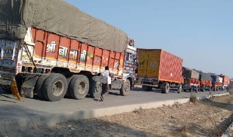 Lucknow Highway: Jam from noon to night at Hulasangra crossing
