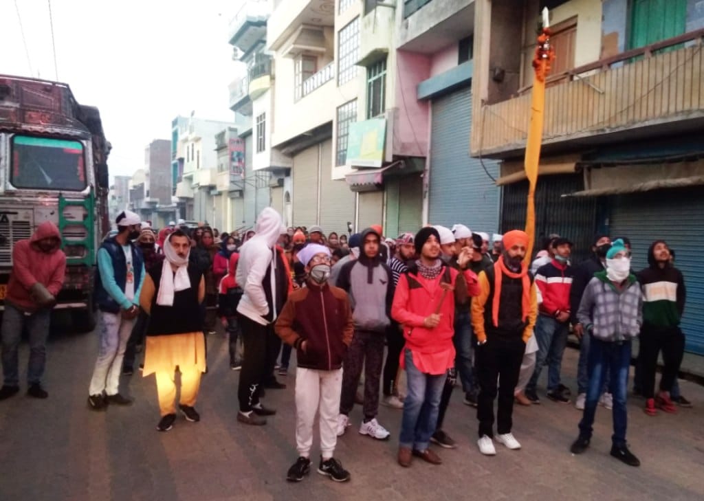 Worshiped Nishan Sahib by garlanding him