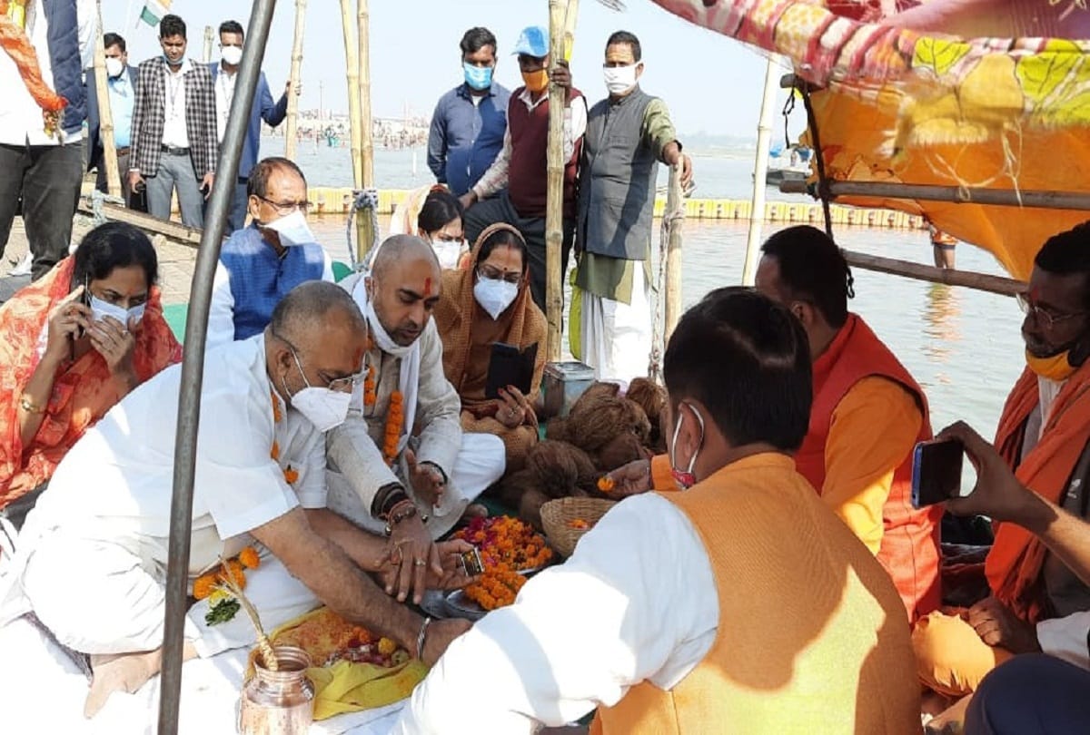 Chief Minister Shivraj Singh Chouhan immersed father-in-law's bones in Sangam