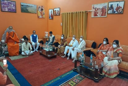 Chief Minister Shivraj Singh Chouhan immersed father-in-law's bones in Sangam
