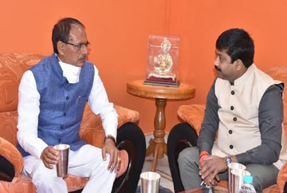 Chief Minister Shivraj Singh Chouhan immersed father-in-law's bones in Sangam