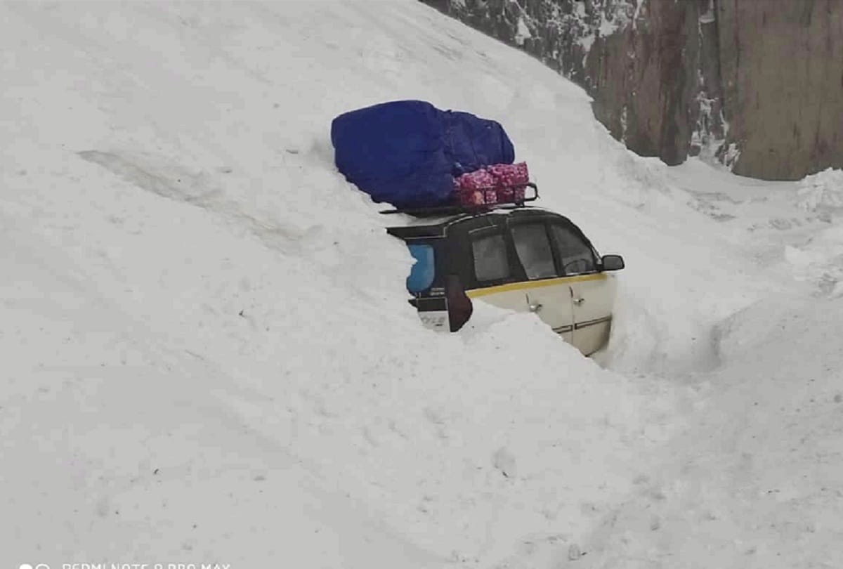Jammu and Kashmir SUV car stuck in avalanche On Srinagar-Leh highway in Srinagar