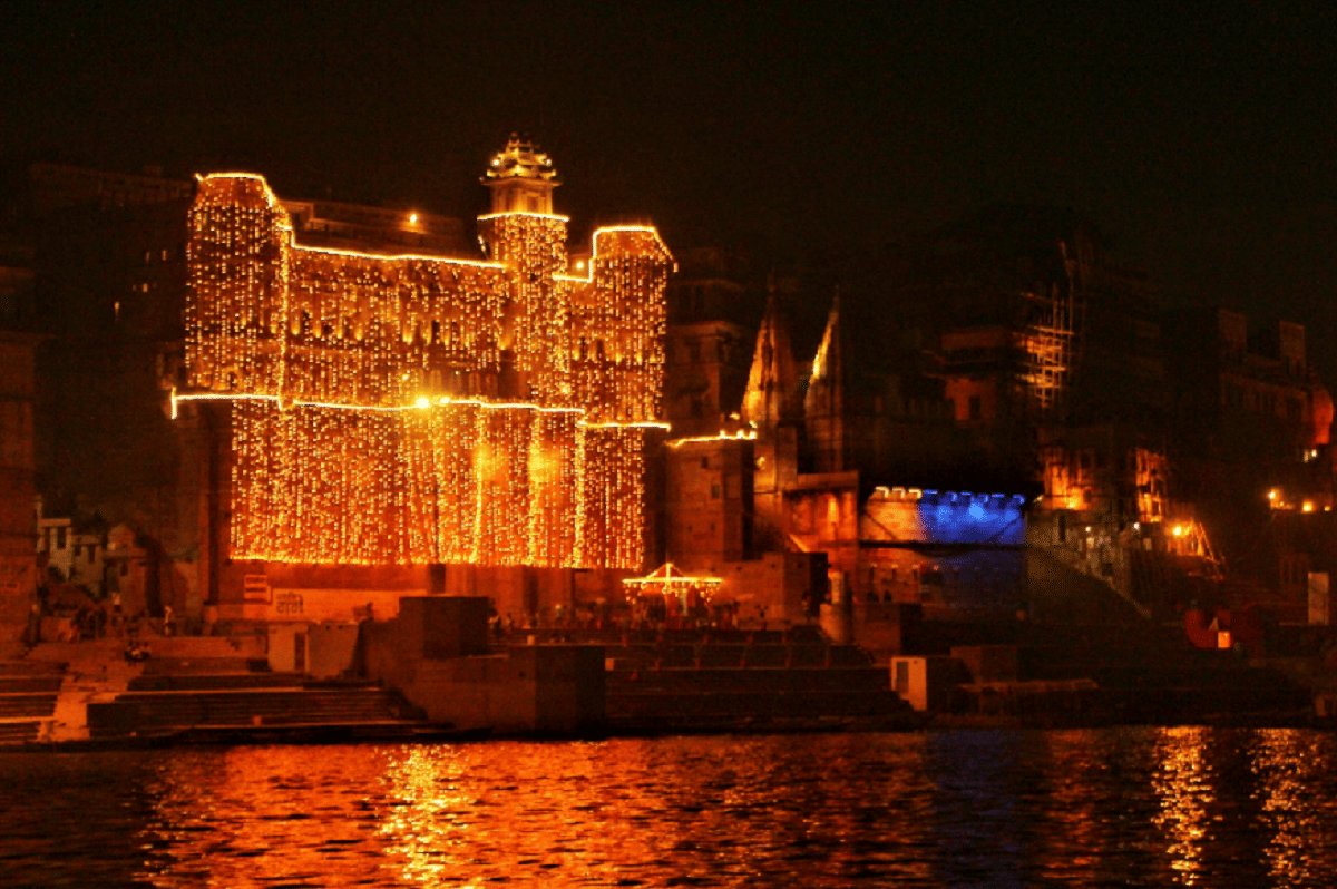 Kartik purnima on dev deepawali: devotees dip in ganga in varanasi