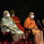 सारनाथ में लाइट एंड साउंड शो देखते पीएम मोदी और सीएम योगी आदित्यनाथ।