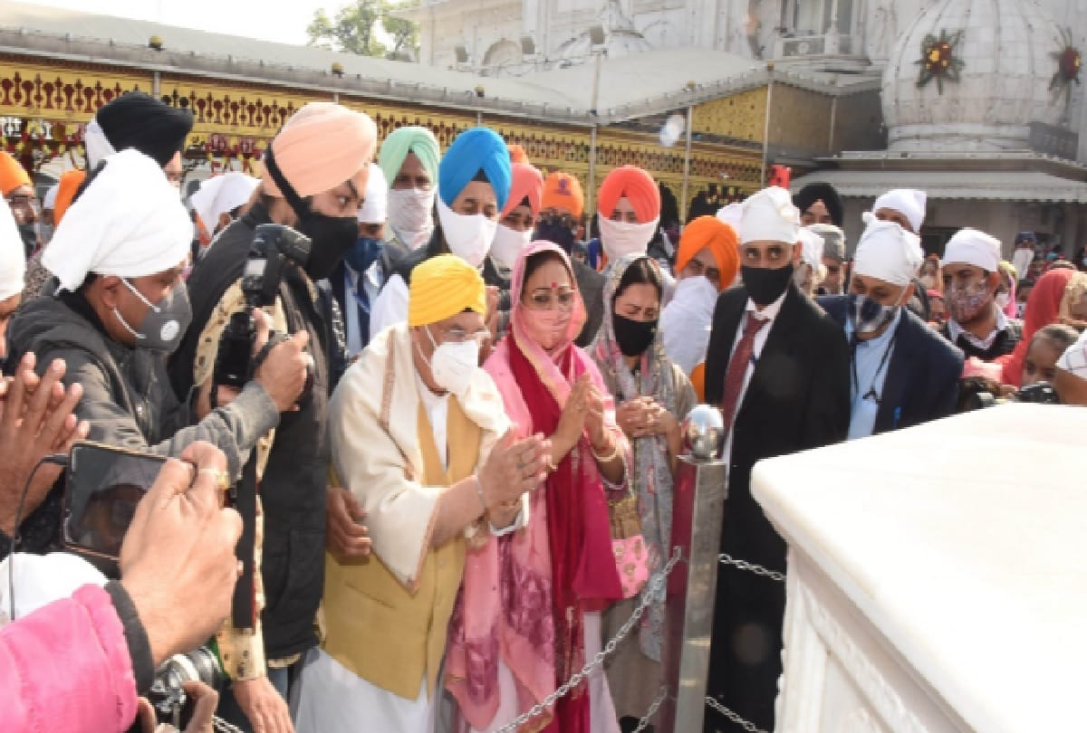 Gurudwara illuminated on the 551st birth anniversary of Guru Nanak Dev ji, see photos