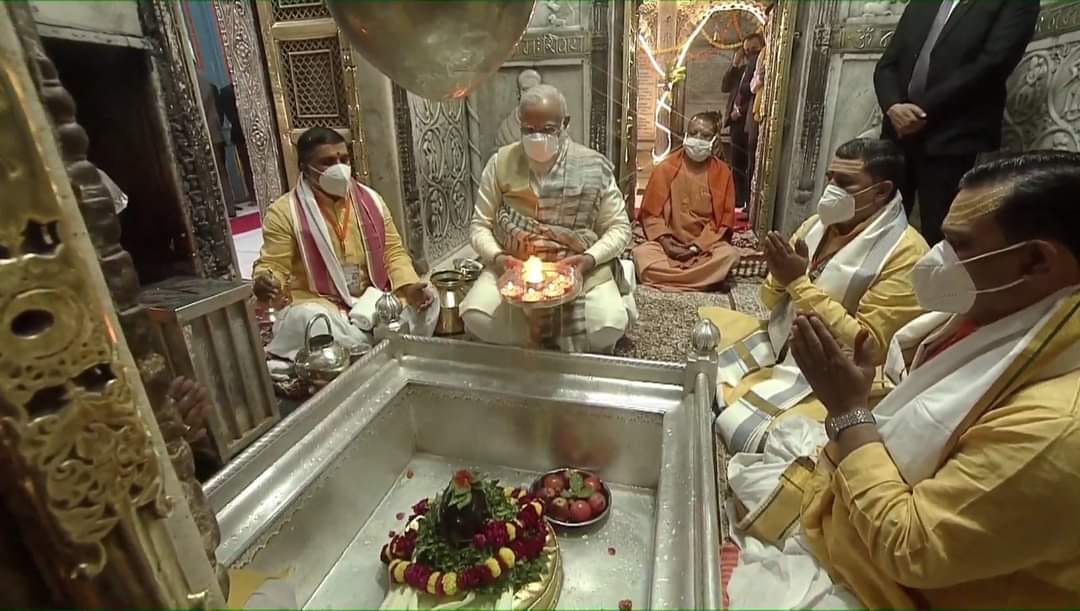 PM Modi in Kashi: PM Modi lit first lamp on Dev Deepavali in varanasi worshiped at Kashi Vishwanath