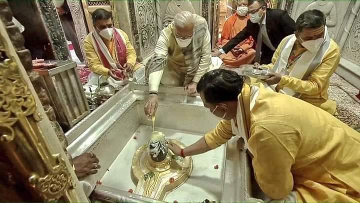 PM Modi in Kashi: PM Modi lit first lamp on Dev Deepavali in varanasi worshiped at Kashi Vishwanath