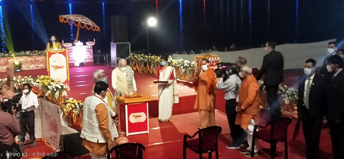 PM Modi in Kashi: PM Modi lit first lamp on Dev Deepavali in varanasi worshiped at Kashi Vishwanath